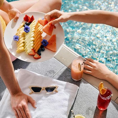 Sheraton Melbourne Hotel Eksteriør billede Poolside service
