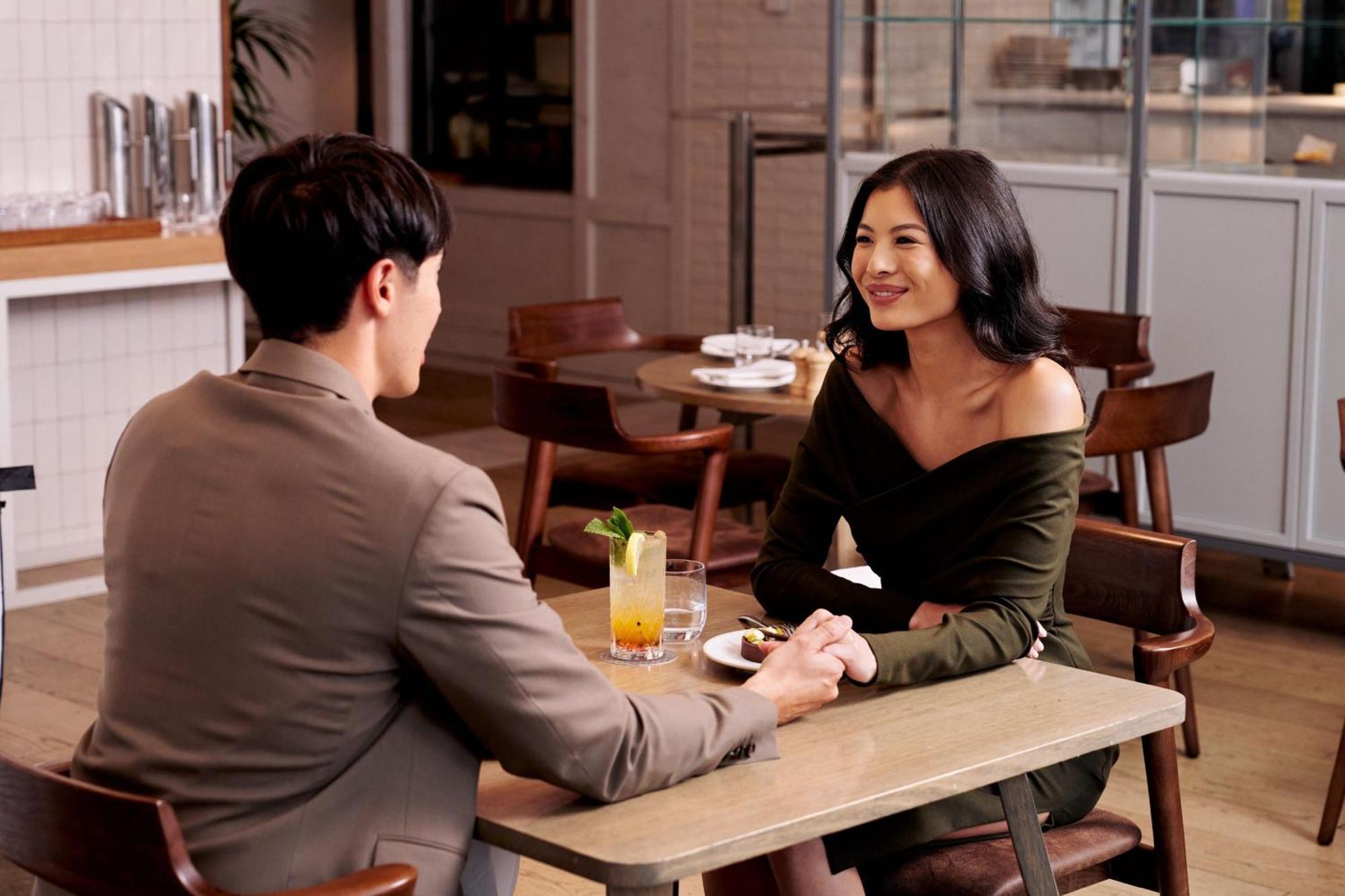 Sheraton Melbourne Hotel Eksteriør billede A couple on a date