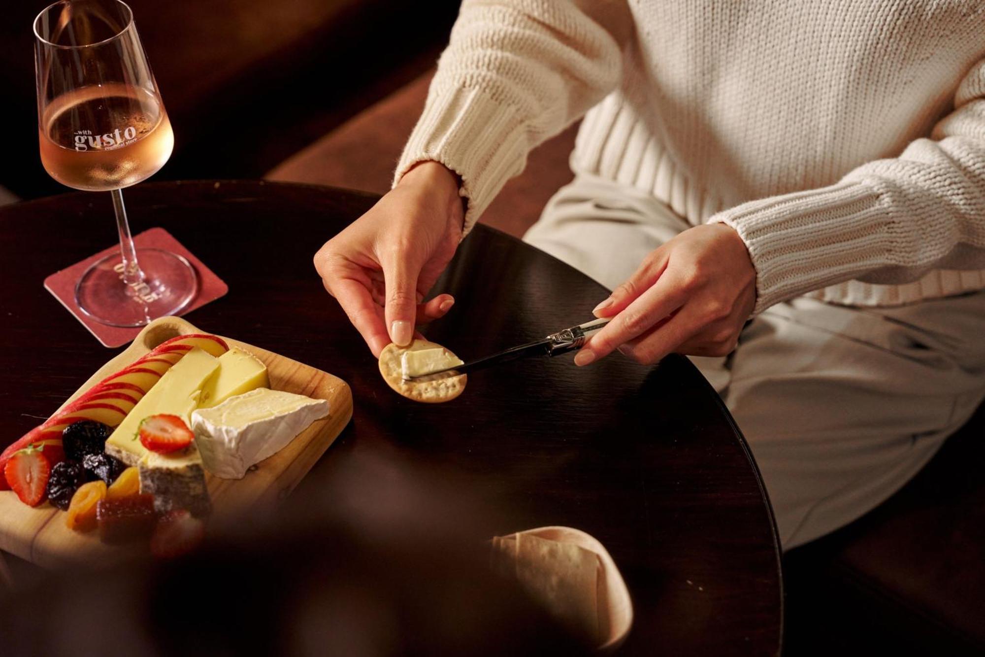 Sheraton Melbourne Hotel Eksteriør billede A woman spreading butter on a cracker