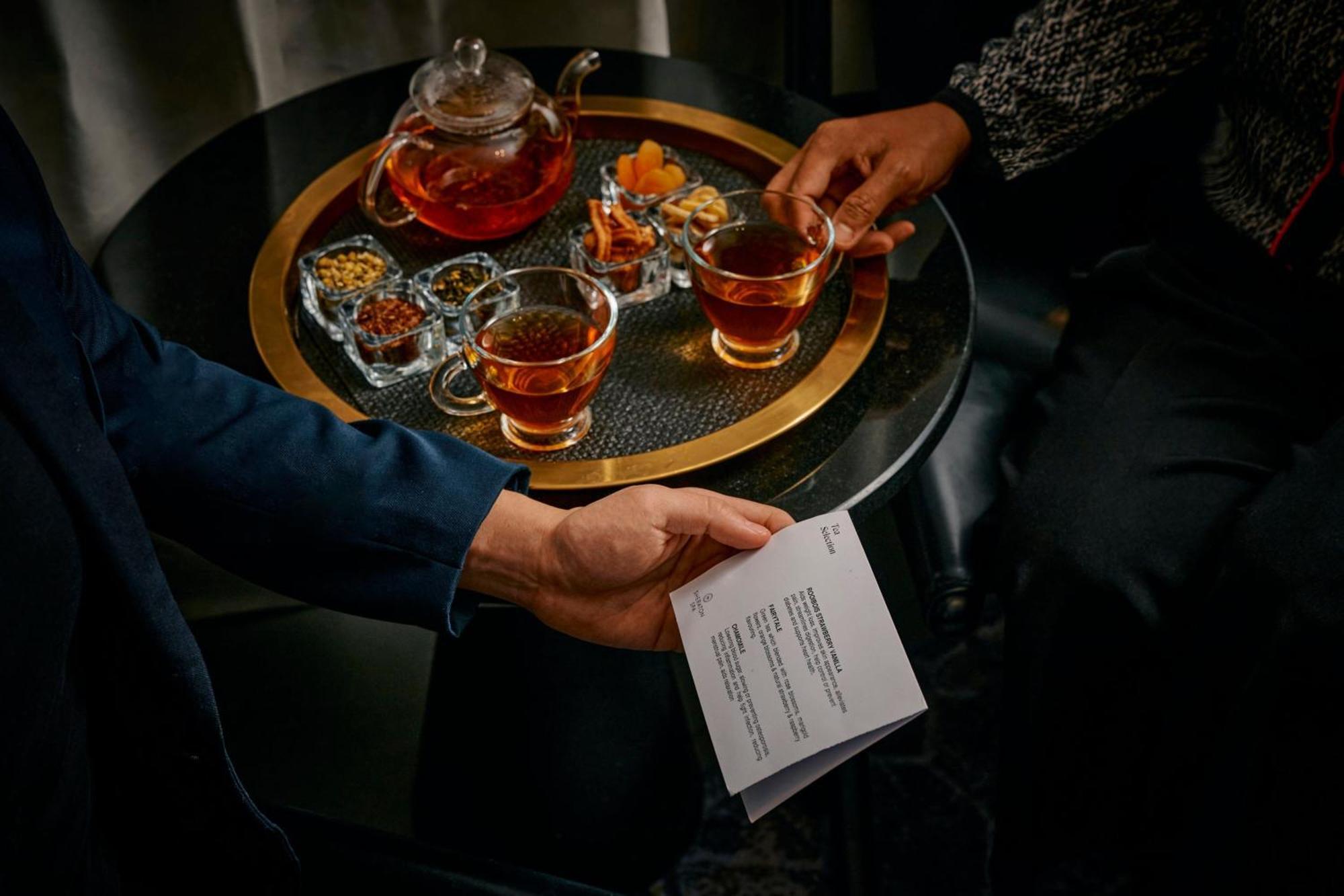 Sheraton Melbourne Hotel Eksteriør billede A bartender serving drinks